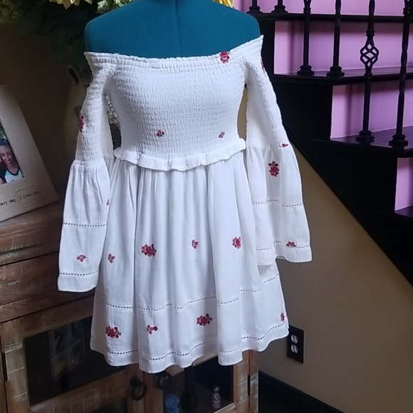 Free People Dresses & Skirts - Free People Counting Daisies Embroidered Dress - S